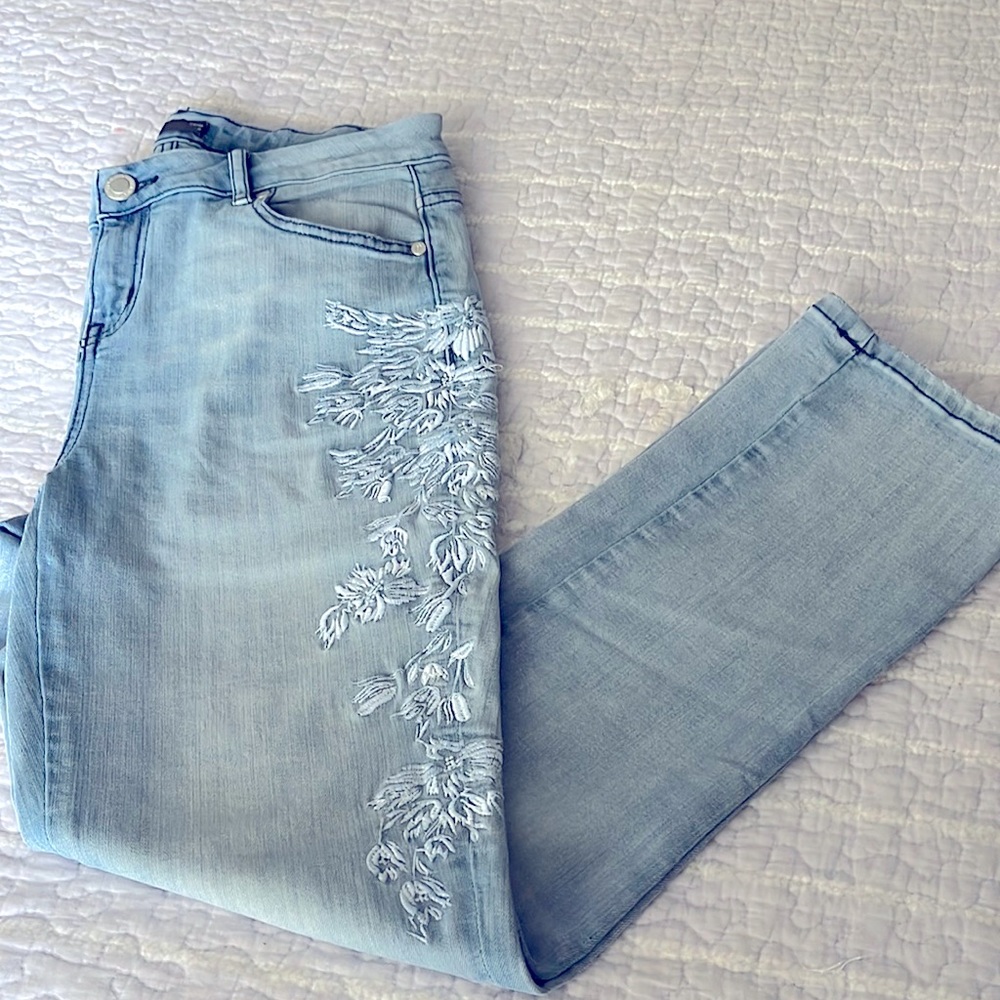 Vera Wang capri stretch light blue jeans w Floral design on left side. Sz 6. New